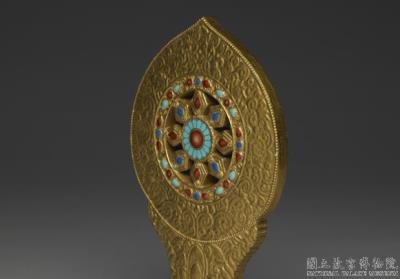 图片[2]-Gilt porcelain monstrance with the Wheel of the Law/ Dharmachakra in fencai painted enamels, Qing dynasty, Jiaqing reign (1796-1820)-China Archive